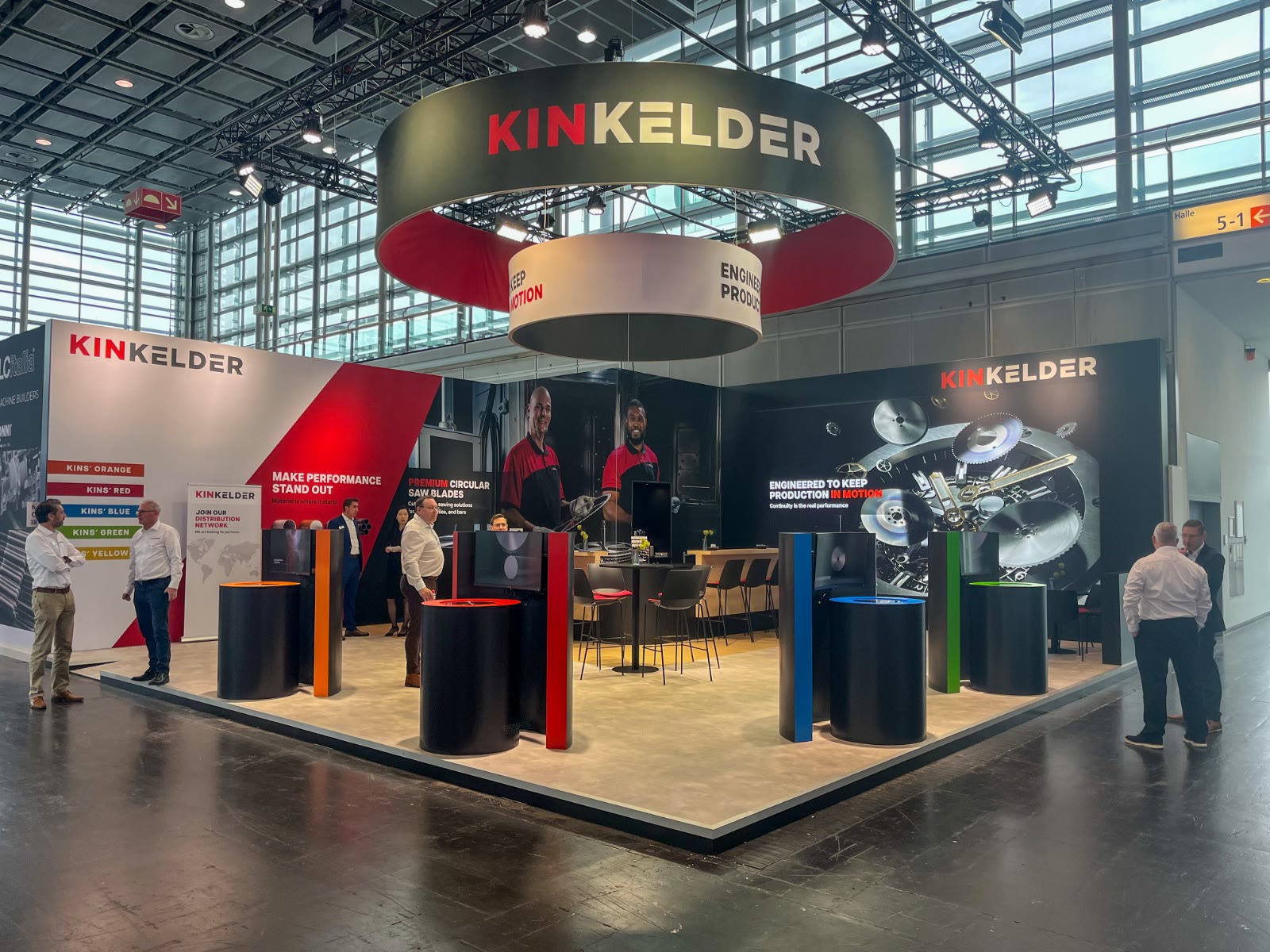 De complete beursstand van Kinkelder met de ronde luifel en de gekleurde zuilen.